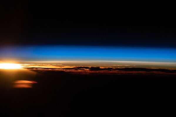 Восход Солнца над Землей, вид с МКС - Sputnik Кыргызстан