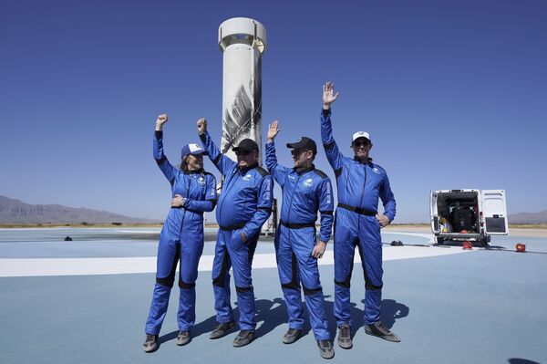 Пассажиры ракеты Blue Origin&#x27;s New Shepard в Техасе - Sputnik Кыргызстан
