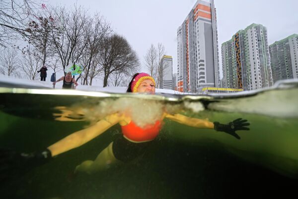 Жительница Санкт-Петербурга купается в проруби при температуре воздуха –7 градусов - Sputnik Кыргызстан