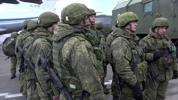 Личный состав из состава российского контингента миротворческих сил ОДКБ на аэродроме в Алма-Ате - Sputnik Кыргызстан