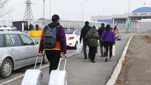 Люди на пункте пропуска Ак-Жол на границе Кыргызстана с Казахстаном - Sputnik Кыргызстан