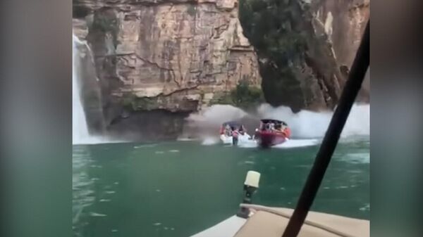 Видео обрушения скалы на катера с туристами в Бразилии — погибли 10 человек - Sputnik Кыргызстан