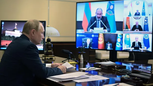 Президент РФ Владимир Путин принимает участие во внеочередном заседании Совета коллективной безопасности Организации Договора о коллективной безопасности (ОДКБ) в режиме видеосвязи. Президент РФ Владимир Путин принимает участие во внеочередном заседании Совета коллективной безопасности Организации Договора о коллективной безопасности (ОДКБ) в режиме видеосвязи. - Sputnik Кыргызстан