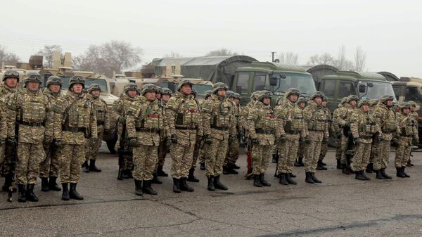 Прибывший в Казахстан миротворческий военный контингент Вооруженных Сил КР - Sputnik Кыргызстан