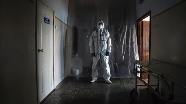 Медицинский работник в коридоре больницы Медицинский работник в коридоре больницы - Sputnik Кыргызстан