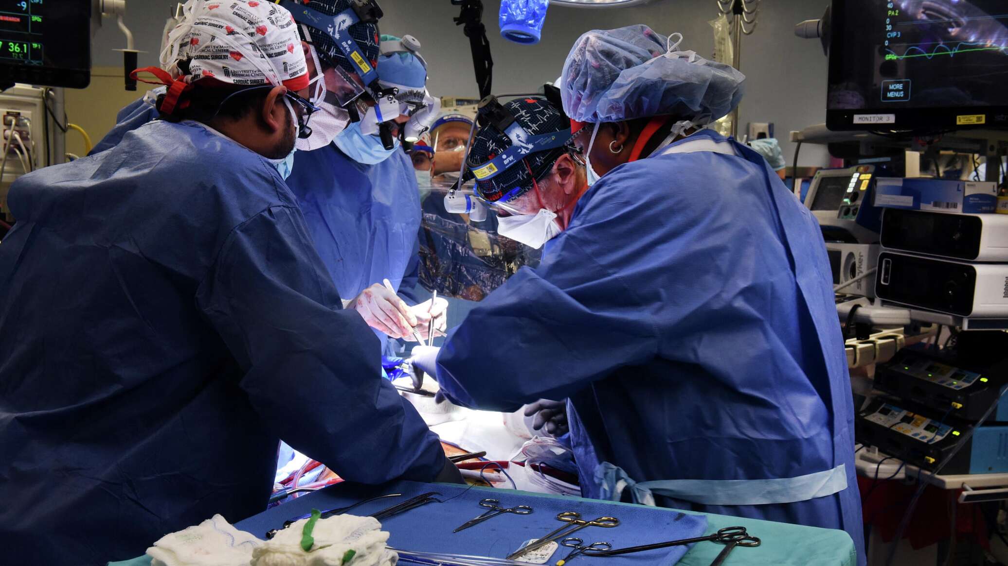 Пересадка 8 часов. Дэвид Беннетт сердце свиньи. Трансплантация сердца операция. Медики США.