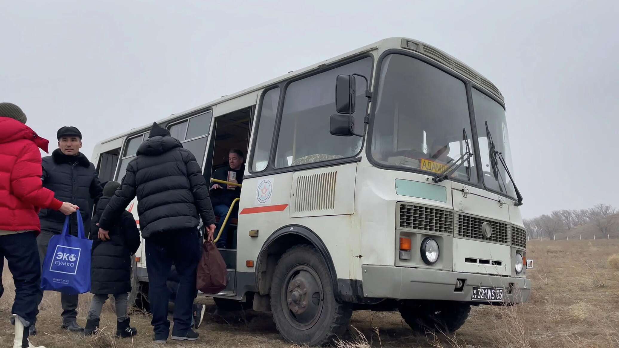 Сели в автобус. Автобус. Россияне в Казахстан Казахстан. Казахстан 2 января 2022. Пассажиры в автобусе.