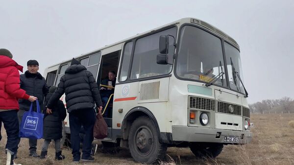 Пассажиры садятся в автобус в Алматы. Архивное фото - Sputnik Кыргызстан