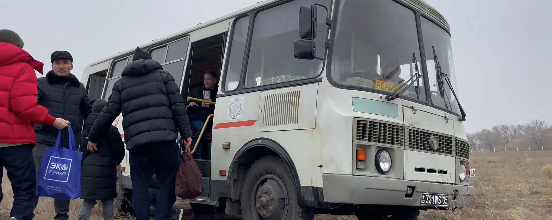 Пассажиры садятся в автобус в Алматы. Архивное фото - Sputnik Кыргызстан, 1920, 11.01.2022