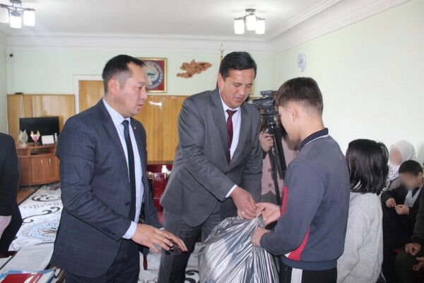 Мектепке барууга каржылык мүмкүнчүлүгү жок 25 балага көмөк көрсөтүлгөн - Sputnik Кыргызстан