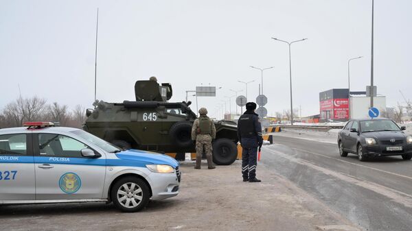 Сотрудники полиции и военнослужащие Казахстана дежурят на одной из улиц - Sputnik Кыргызстан