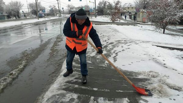 Сотрудник МП Тазалык во время уборки улиц Бишкека - Sputnik Кыргызстан