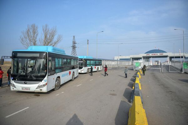 Казакстандан 150 кыргызстандык эвакуацияланды, Бишкектин борборуна чейин мэриянын автобустары алып келди - Sputnik Кыргызстан