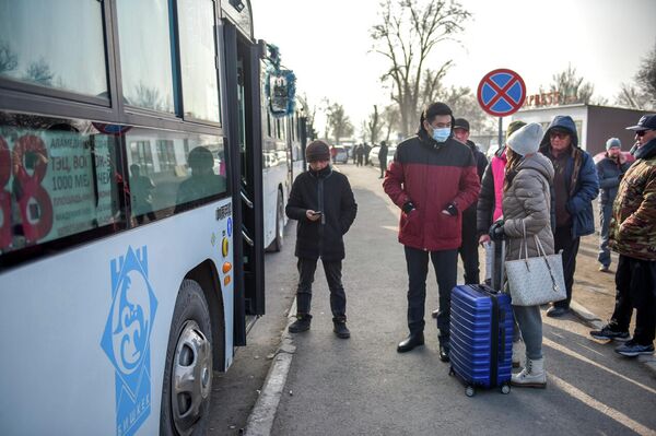 Калаа башчысы Айбек Жунушалиевдин тапшырмасы менен Казакстан менен мамлекеттик чек арага муниципалдык автобустар жөнөтүлгөн - Sputnik Кыргызстан