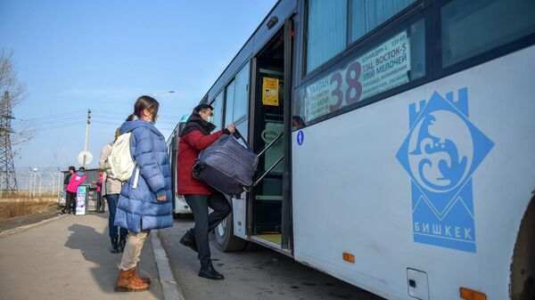 Казакстандан 150 кыргызстандык эвакуацияланды, Бишкектин борборуна чейин мэриянын автобустары алып келди - Sputnik Кыргызстан