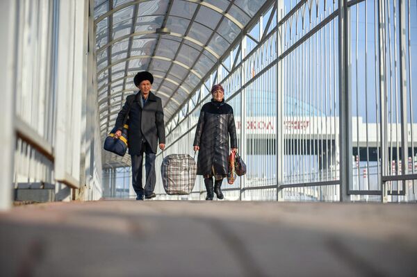 Кыргызстандыктарды коңшу өлкөдөн эвакуациялоо иштерин Тышкы иштер министрлиги жүргүзүп жатканы белгиленди. - Sputnik Кыргызстан