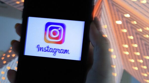 Логотип социальной сети Instagram на экране смартфона. Архивное фото - Sputnik Кыргызстан