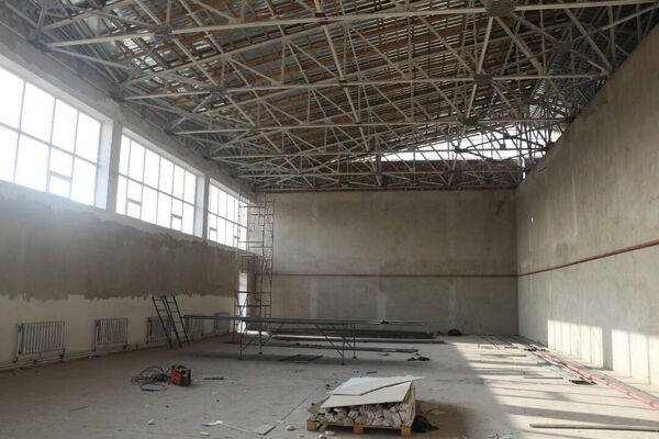 Школу начали строить в январе 2020 года. Уже возведено двухэтажное здание и проложены наружные инженерные сети. - Sputnik Кыргызстан