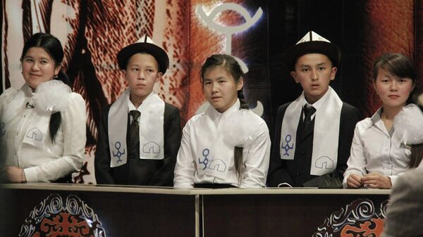 Манас таануу интеллектуалдык телетаймашынын катышуучулары. Архив - Sputnik Кыргызстан