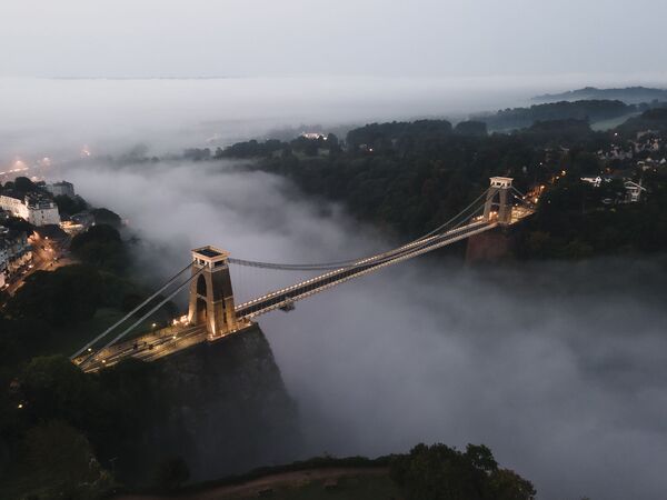 Клифтонский подвесной мост в Бристоле на рассвете. Этот снимок принес Сэму  Байндингу (Sam Binding) победу в категории &quot;Историческая Англия&quot;. - Sputnik Кыргызстан
