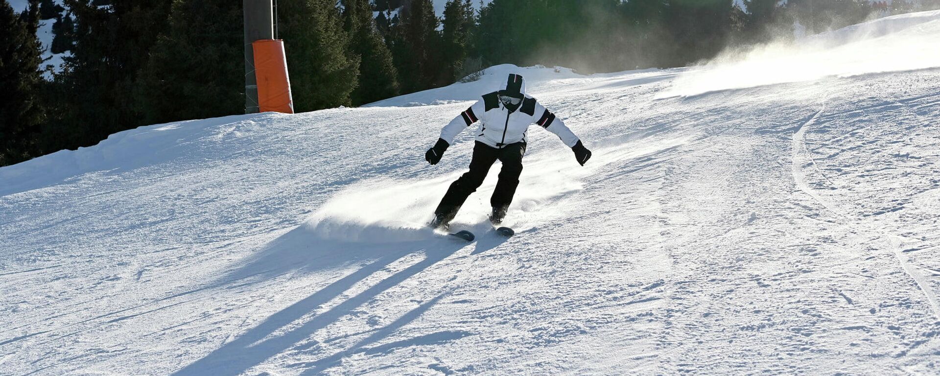 Президент Кыргызстана Садыр Жапаров катается на лыжах во время отдыха на горнолыжной базе Каракол - Sputnik Кыргызстан, 1920, 13.01.2022