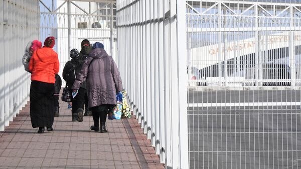 Люди переходят границу Кыргызстана с Казахстаном - Sputnik Кыргызстан
