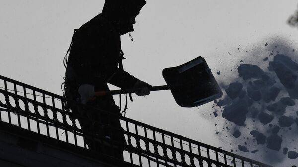 Мужчина чистит снег на крыше. Архивное фото - Sputnik Кыргызстан