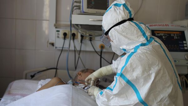 Врач осматривает пациента. Архивнео фото - Sputnik Кыргызстан