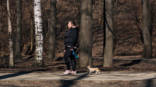 Женщина гуляет с собакой в парке. Архивное фото - Sputnik Кыргызстан