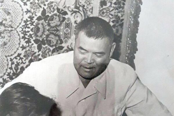 Ахунбаев медицина илимдеринин доктору, КР эмгек сиңирген дарыгери болгон кыхы Нелли менен - Sputnik Кыргызстан