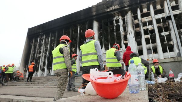 Рабочие во время восстановительных работ пострадавшего от пожара здания Акимата в Алма-Ате - Sputnik Кыргызстан