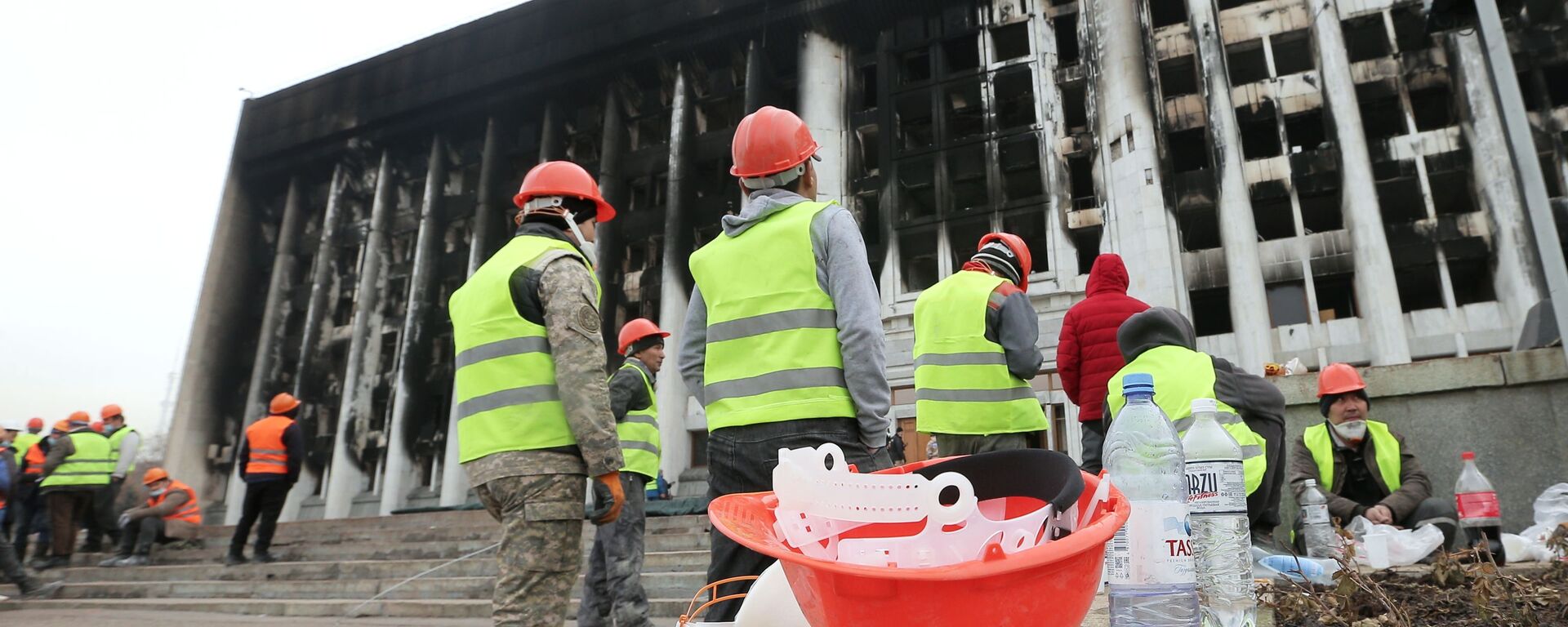 Рабочие во время восстановительных работ пострадавшего от пожара здания Акимата в Алма-Ате - Sputnik Кыргызстан, 1920, 15.01.2022
