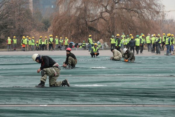 Рабочие во время восстановительных работ - Sputnik Кыргызстан