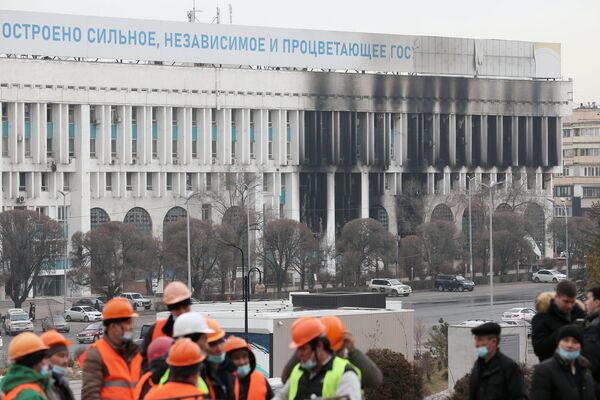 Больше прочих во время беспорядков досталось зданию акимата - Sputnik Кыргызстан