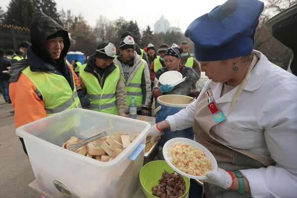 Для занимающихся восстановительными работами организовано горячее питание  - Sputnik Кыргызстан