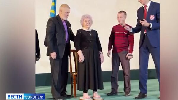 Стальная бабушка 100 секунд простояла на гвоздях, ей уже 100 лет — видео - Sputnik Кыргызстан