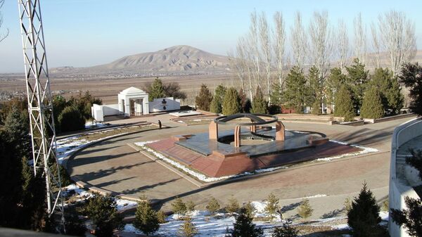 Межведомственное выездное совещание в историко-мемориальном комплексе Ата-Бейит - Sputnik Кыргызстан