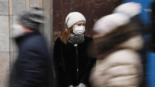 Женщина в маске в общественном месте. Архивное фото - Sputnik Кыргызстан