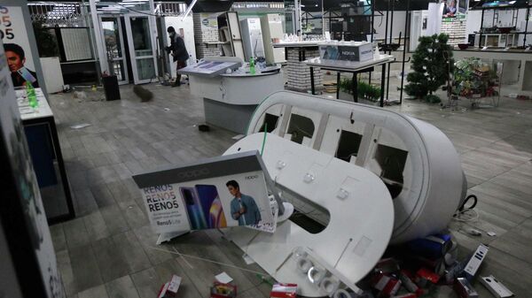 Магазин электроники, который был разграблен во время беспорядков в Алматы - Sputnik Кыргызстан