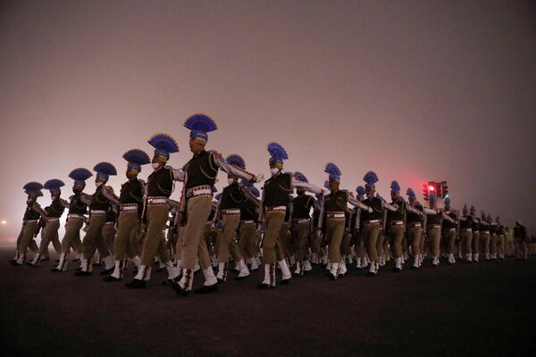 Солдаты индийской армии принимают участие в репетиции парада в честь Дня Республики в Нью-Дели. Праздник отмечается 26 января. - Sputnik Кыргызстан