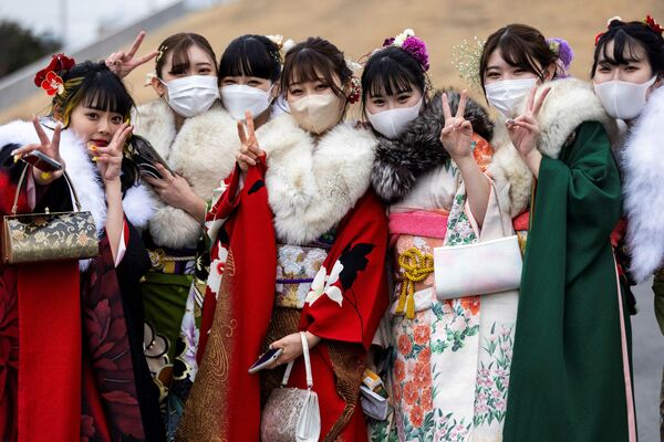 Девушки в нарядных кимоно празднуют День совершеннолетия в Токио. Традиционный праздник тех, кому исполнилось 20 лет, отмечается в Японии ежегодно 10 января. - Sputnik Кыргызстан