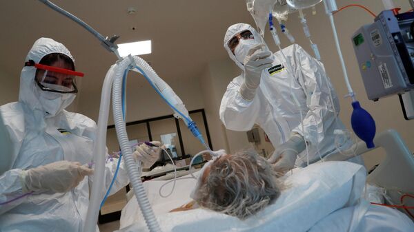 Медицинские сотрудники лечат пациента с COVID-19 в больнице - Sputnik Кыргызстан