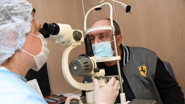 Мужчина во время проверки зрения. Архивное фото - Sputnik Кыргызстан
