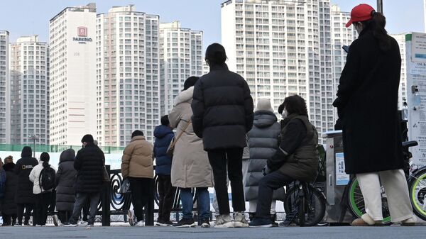 Люди в очереди в Сеуле. Архивное фото - Sputnik Кыргызстан