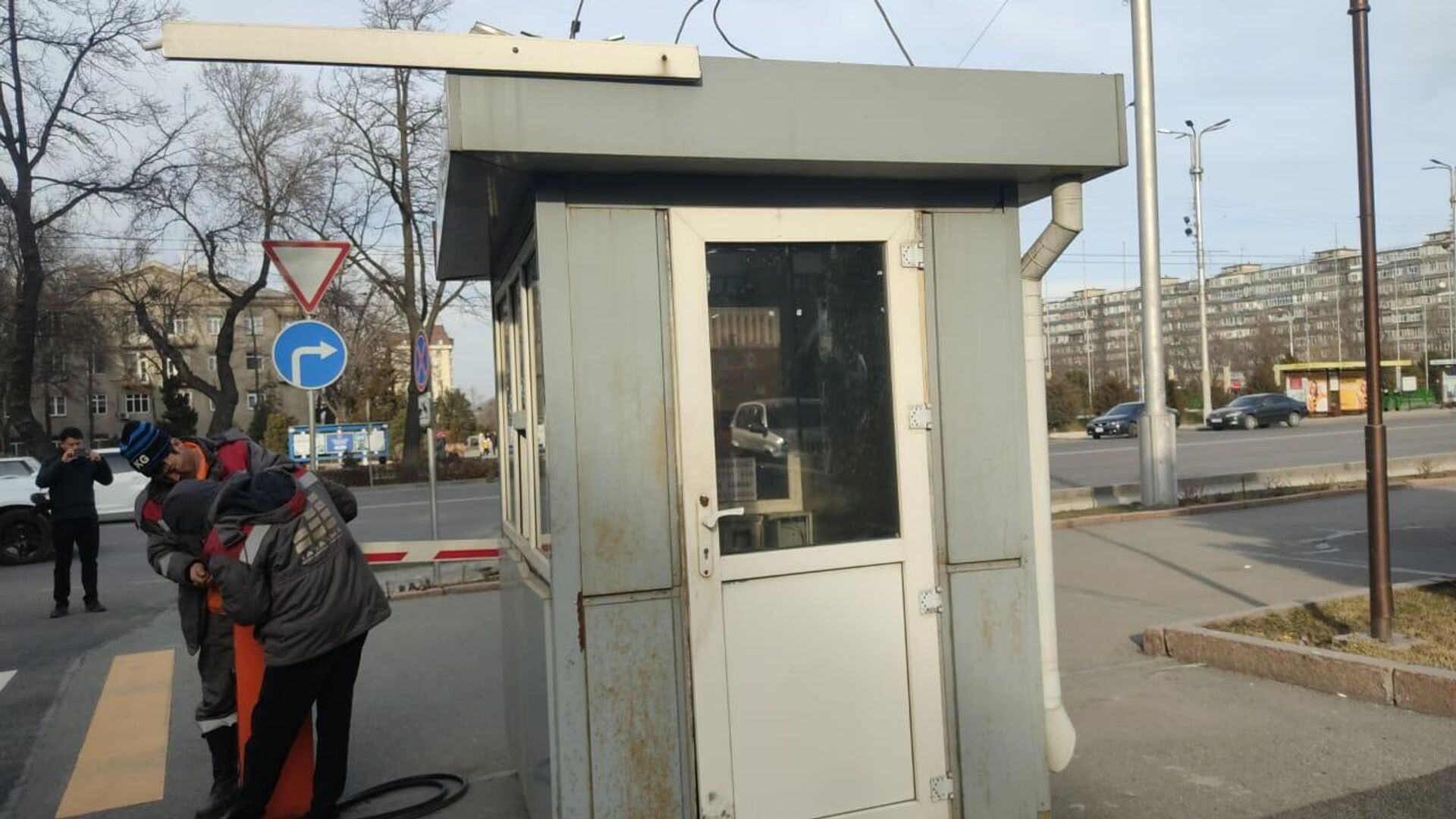 Демонтаж охранной будки и двух шлагбаумов возле мэрии Бишкека - Sputnik Кыргызстан, 1920, 17.01.2022