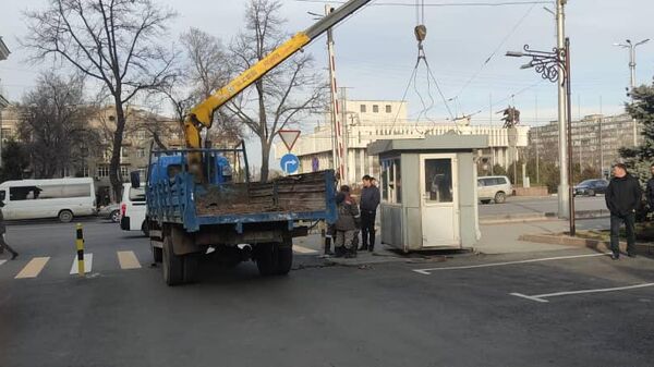 Демонтаж охранной будки и двух шлагбаумов возле мэрии Бишкека - Sputnik Кыргызстан