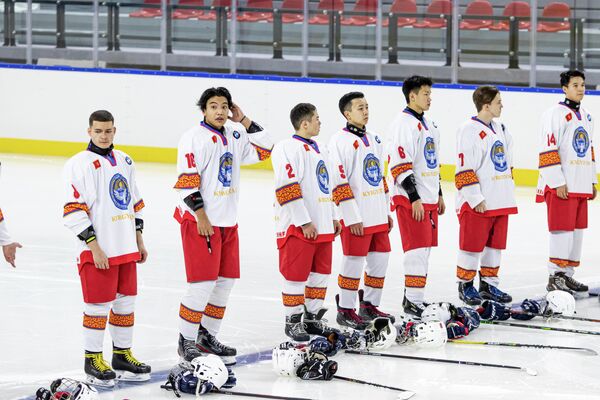 Сборная Кыргызстана во время матча с Боснией и Герцеговиной на чемпионате Евразии U20 по хоккею в Стамбуле - Sputnik Кыргызстан