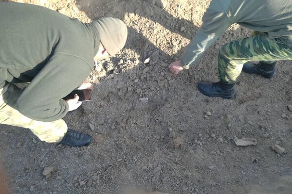 10 января пограничники сообщили в милицию, что местные жители нашли снаряды для гранатомета в поле близ села Интернационал и на дне водоканала - Sputnik Кыргызстан