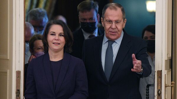 Министры иностранных дел Россия и Германии Сергей Лавров и Анналена Бербок  - Sputnik Кыргызстан
