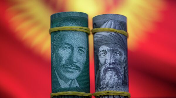 Сомовые купюры на фоне флага КР. Иллюстративное фото - Sputnik Кыргызстан